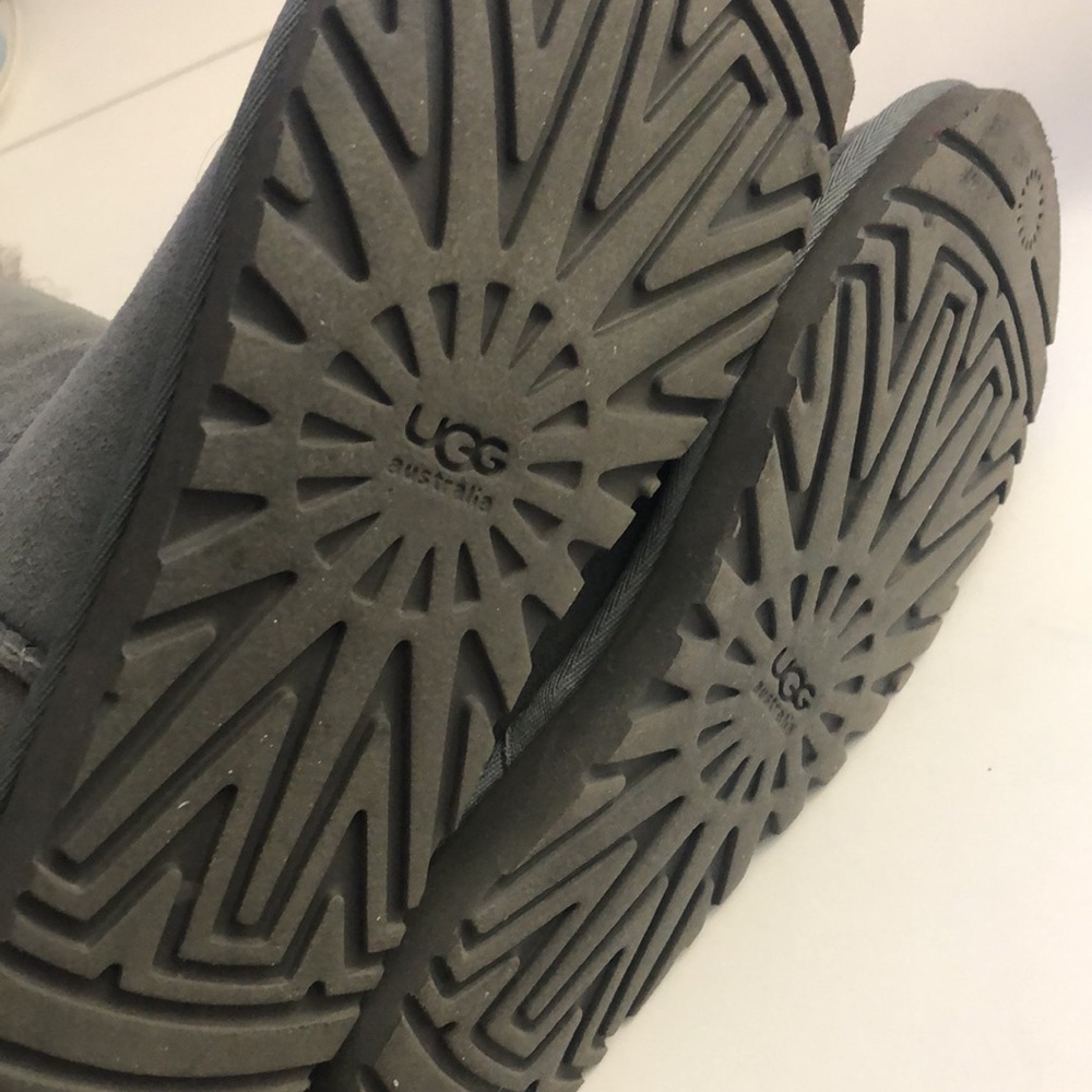 Ugg Bailey Button Size 6 - image 3